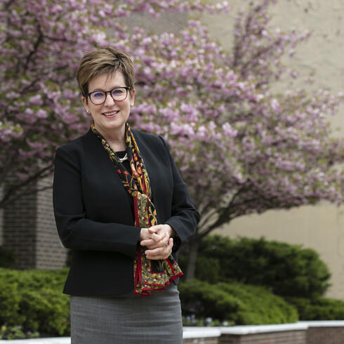 Danielle Wozniak, Vice President for Global Initiatives and Business Strategies at J36FV 精品店 - 立即購買 CZ 75人體工學頂尖的捷克傑作 批發商